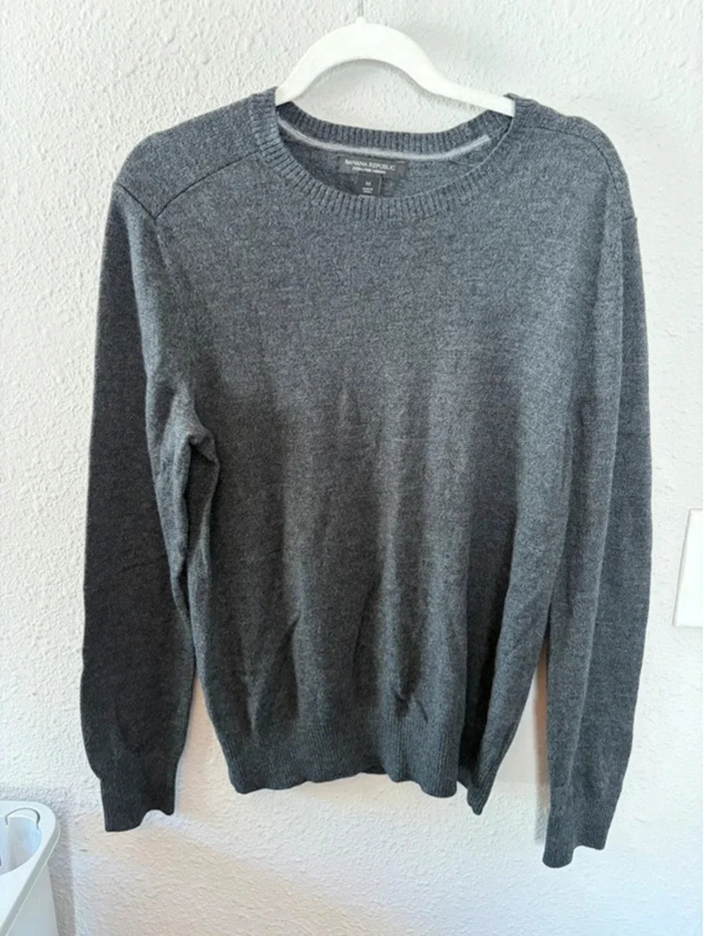 Men's Banana Republic 100% Extra Fine Merino Wool Grey Vneck Sweater size M